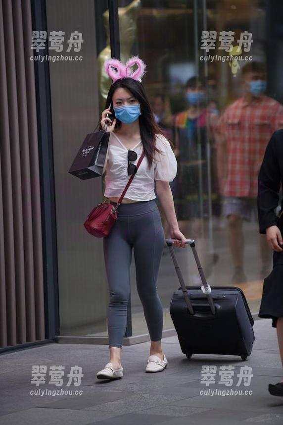 魔镜街拍 - 这也太养眼了吧，婷婷的白色吊带连衣裙搭黑丝美腿，让人目不转睛，高清美图快点放我进来！