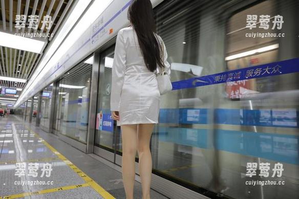 魔镜街拍 - 经过精心挑选的芝芝泳衣写真，引发朋友圈‘审美’的集体讨论。