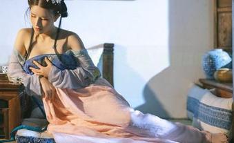 鹿八岁baby私拍穿梭教师与学生之间，原图就像是在诊断一堂课的温度！